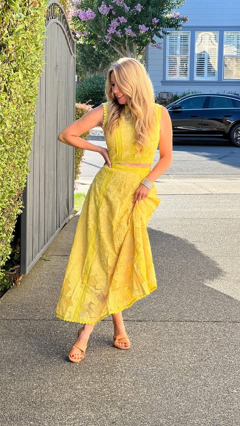 Instagram post by @styleconnectjill for Chicwish. Caption reads: [...] small Xo, Jill 💋 #petitefashion #chicwish....
