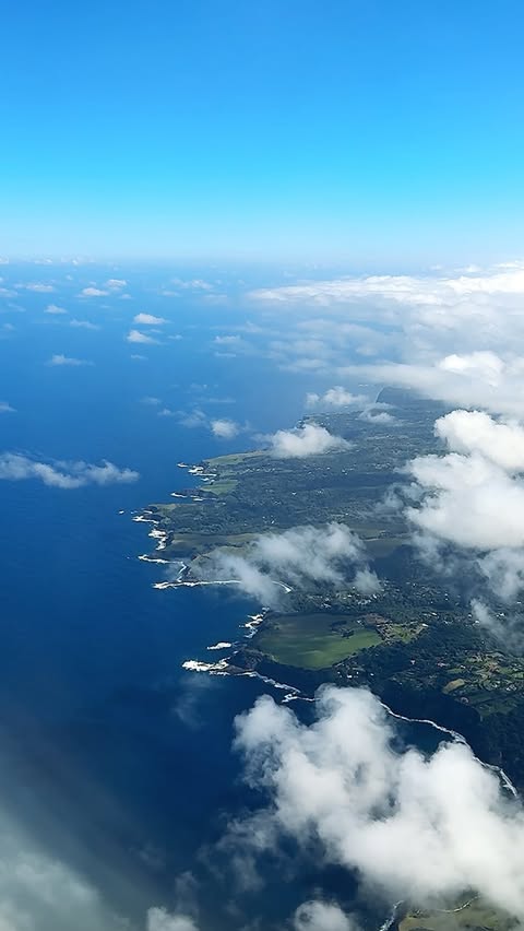 Instagram post by @playswellwithbutter for Hawaiian Airlines. Caption reads: [...] feel most connected. & flying with....