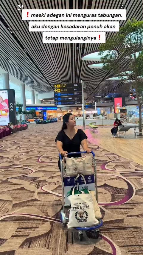 Instagram post by @lamtiarhema for agoda. Caption reads: [...] yang samaan? Ngacung ya 🙋‍♀️ Booking di....