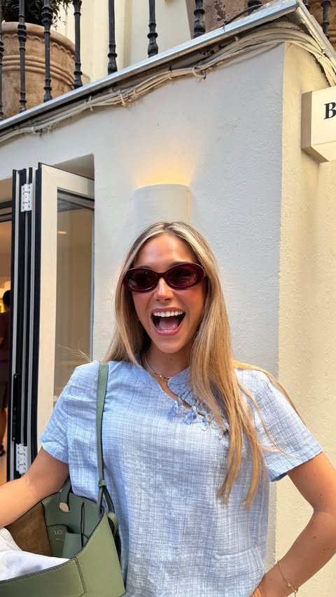 Instagram post by @mariaroman04 for Hawkers. Caption reads: Publi* Y tú, cuál te pondrías?🩵 @hawkersco.