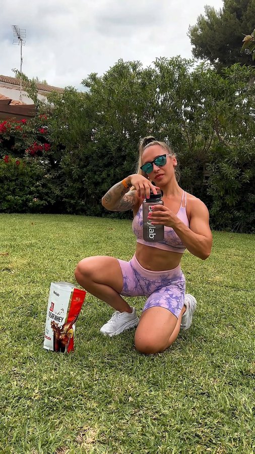 Instagram post by @suzannesvanevik for Bodylab. Caption reads: Vacayy workout and testing out the new summer....