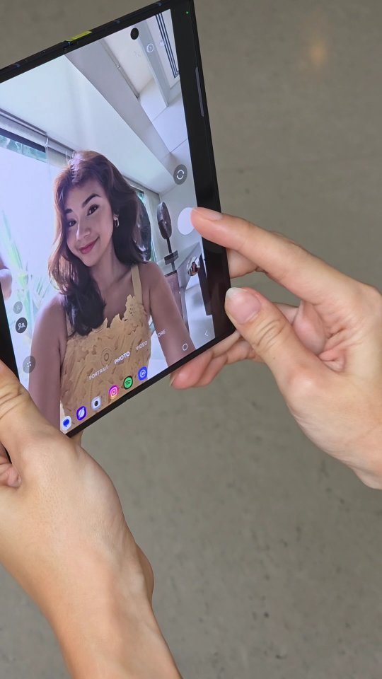 Instagram post by @leximendi for Samsung Philippines. Caption reads: flow looks like ease 🫶 what could be better than....