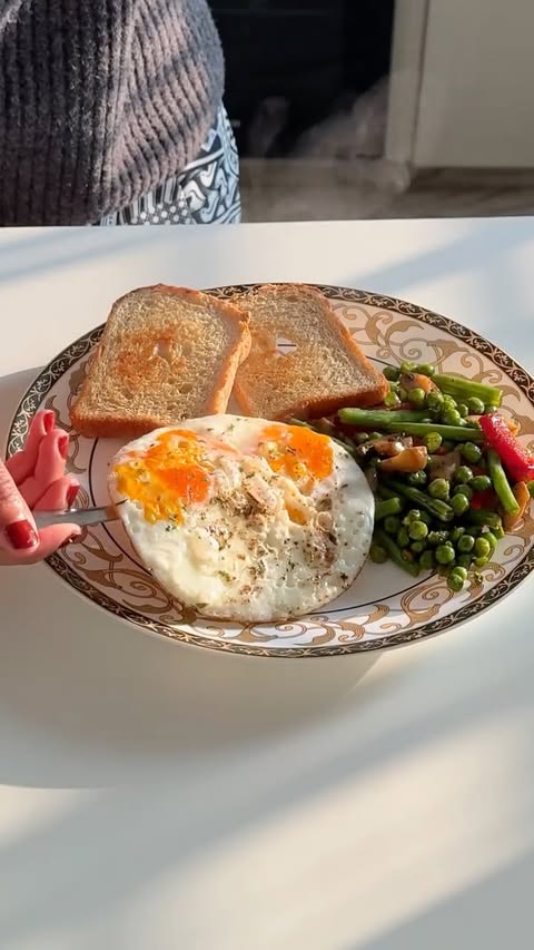 Instagram post by @karishma_yadav for OZiva. Caption reads: [...] SINGLE MEAL! Lately, I’ve been having OZiva....