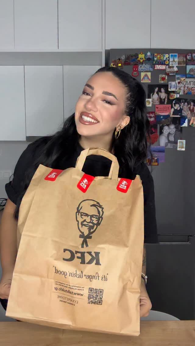 Instagram post by @pamairii for Wolt. Caption reads: KFC με Wolt Mega Deals και μιλάμε για profit🍔....