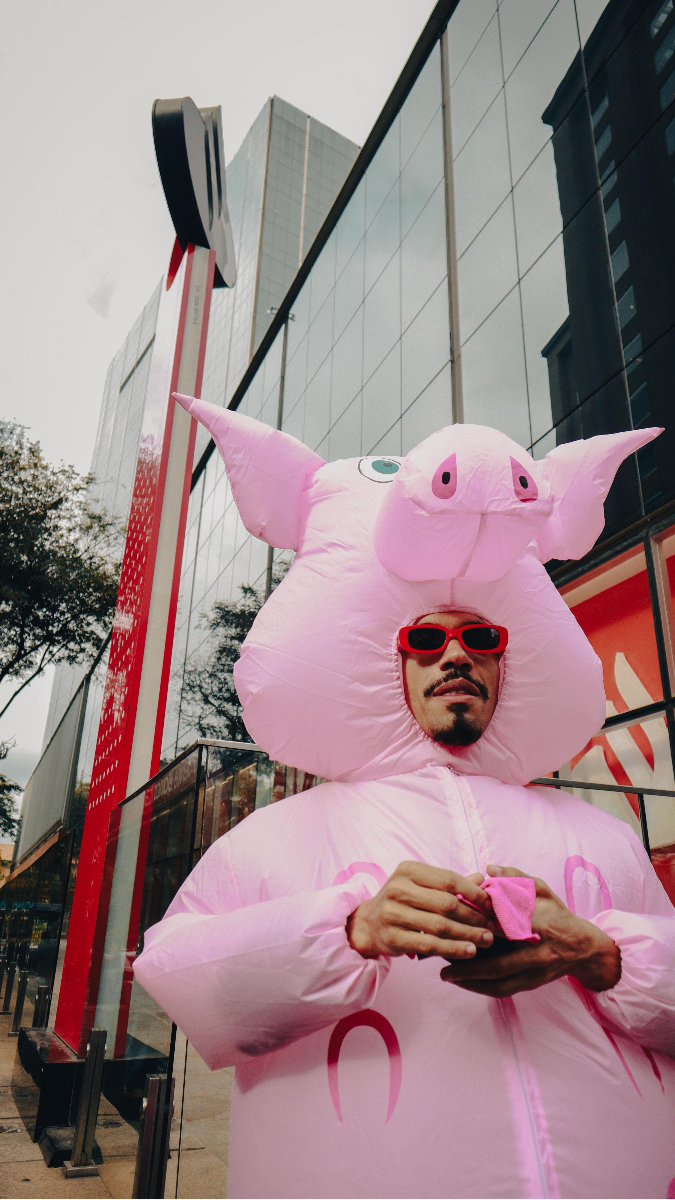 Instagram post by @joow.j for Santander. Caption reads: 💭 Onde você guarda seu dinheiro? No cofrinho?....