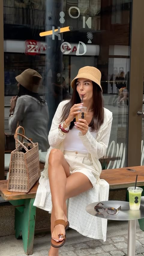 Instagram post by @majaturbanska for SAWAY. Caption reads: lato w mieście ⛱️ klapki @saway.official....