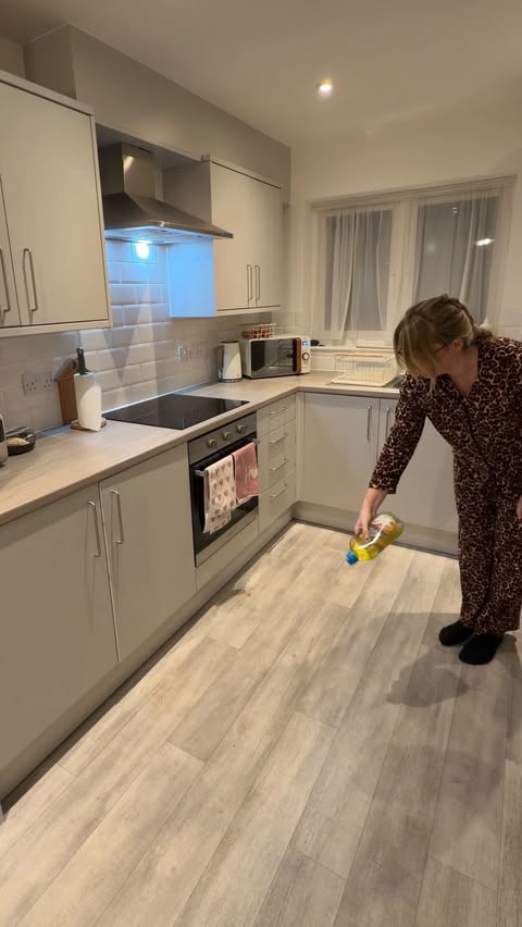 Instagram post by @loushomelife for SuperSavvyMe. Caption reads: AD| NEW Flash Direct to Floor makes that last....