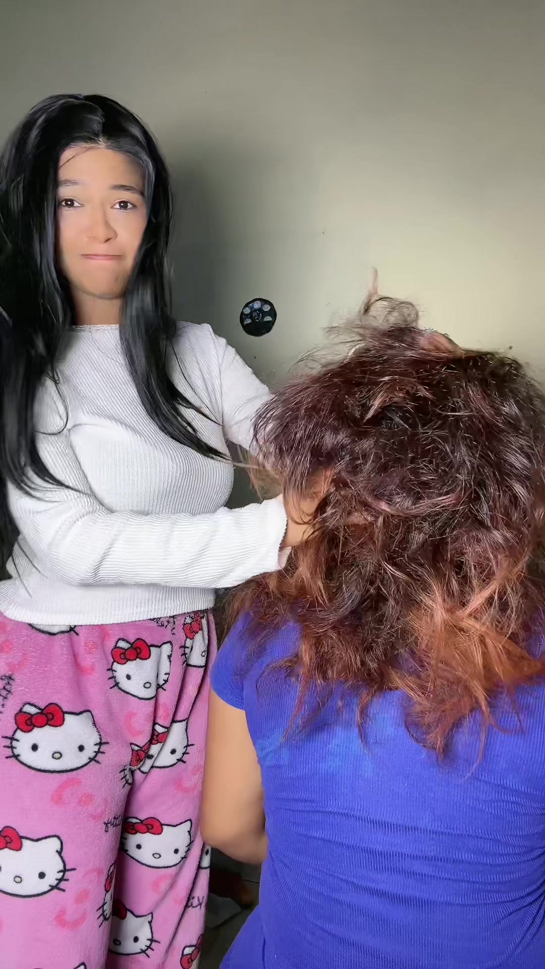 TikTok post by @evycastro12 for Herbal Essences LA. Caption reads: Cabello bonito, hermana feliz @Herbal Essences LA ....