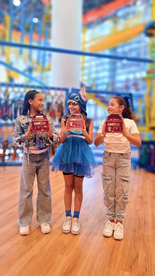 Instagram post by @arturosdeverdad for Halloween Costumes. Caption reads: Un gran plan de cumpleaños: cine, pollito de....