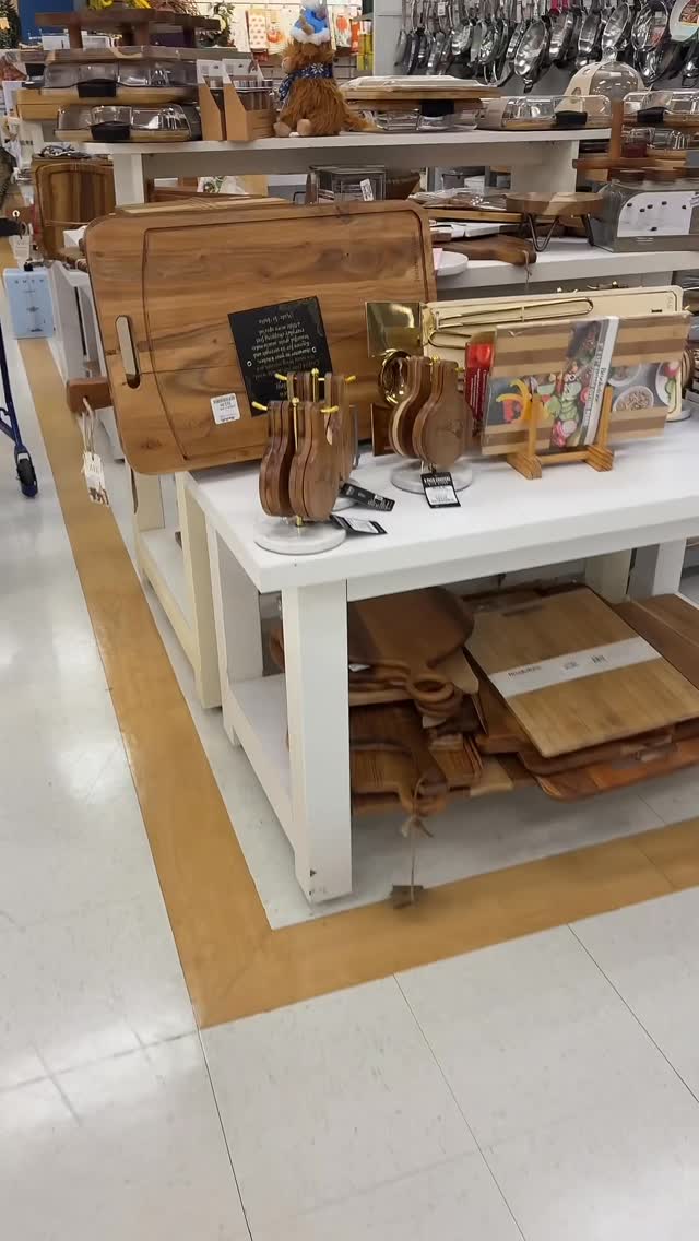 Instagram post by @beatrizcookinnvibez for Marshalls. Caption reads: Let's shop for cutting boards @marshalls 🤎.