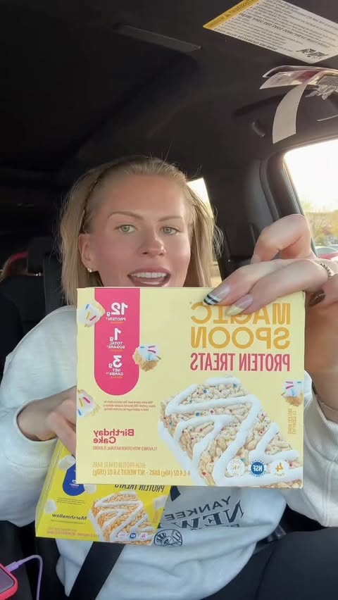 Instagram post by @smaller_sam.pcos for Magic Spoon. Caption reads: [...] snack!!🧁🩷 #cereal #protein #snack....