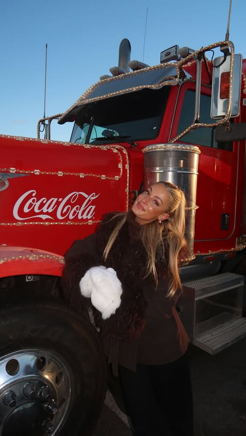 Instagram post by @tonjefrig for Coca-Cola Norge. Caption reads: [...] rings/christmas/truck-tour

#CocaColaNorge....