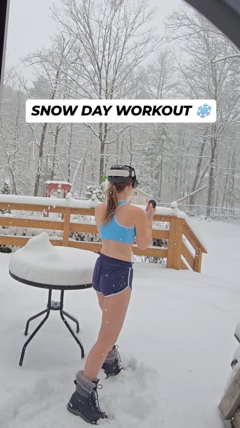 Instagram post by @otter.worldly for Meta Quest. Caption reads: [...] time... 👁️👄👁️ #vr #fitness #snowday....
