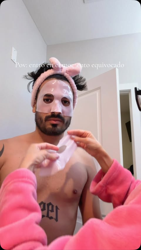 Instagram post by @ess.yely for COSRX. Caption reads: [...] humor real 🤣 #humor #parejas #skincare....