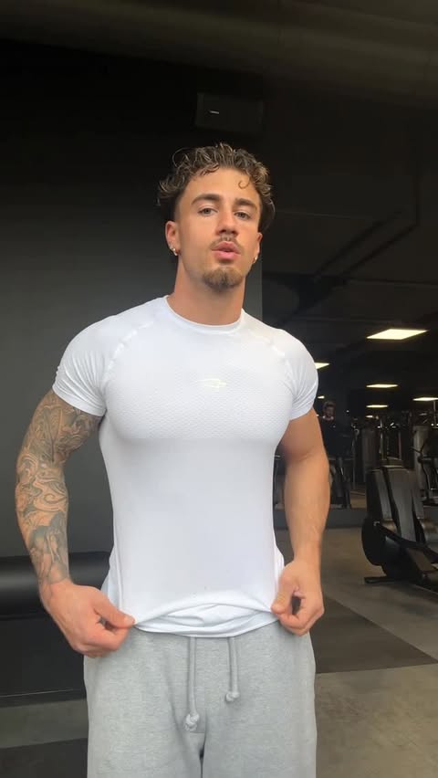 Instagram post by @domenikjohn for Smilodox. Caption reads: @smilodox Code: DOM.