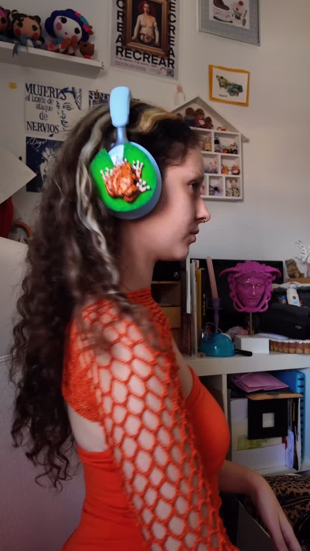 Instagram post by @magdalenita for PcComponentes. Caption reads: [...] a tunear mis cascos nuevos de @pccomponentes....