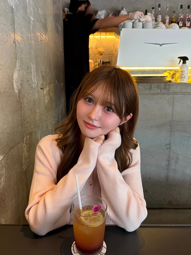 Instagram post by @r_oooxx for Moment. Caption reads: @momentplus.official 💞 ピンクのペプラムかわいい𑁊^. .^𑁊♩....