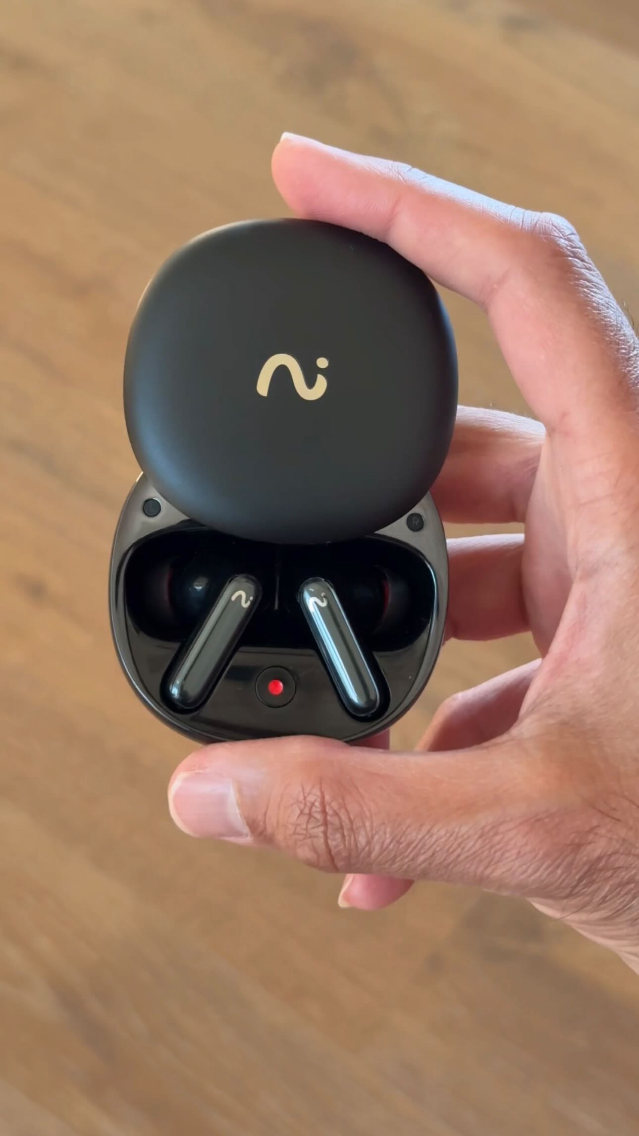 Instagram post by @simplysalfinds for VIAIM. Caption reads: #ViaimPartner These earbuds came for your [...].