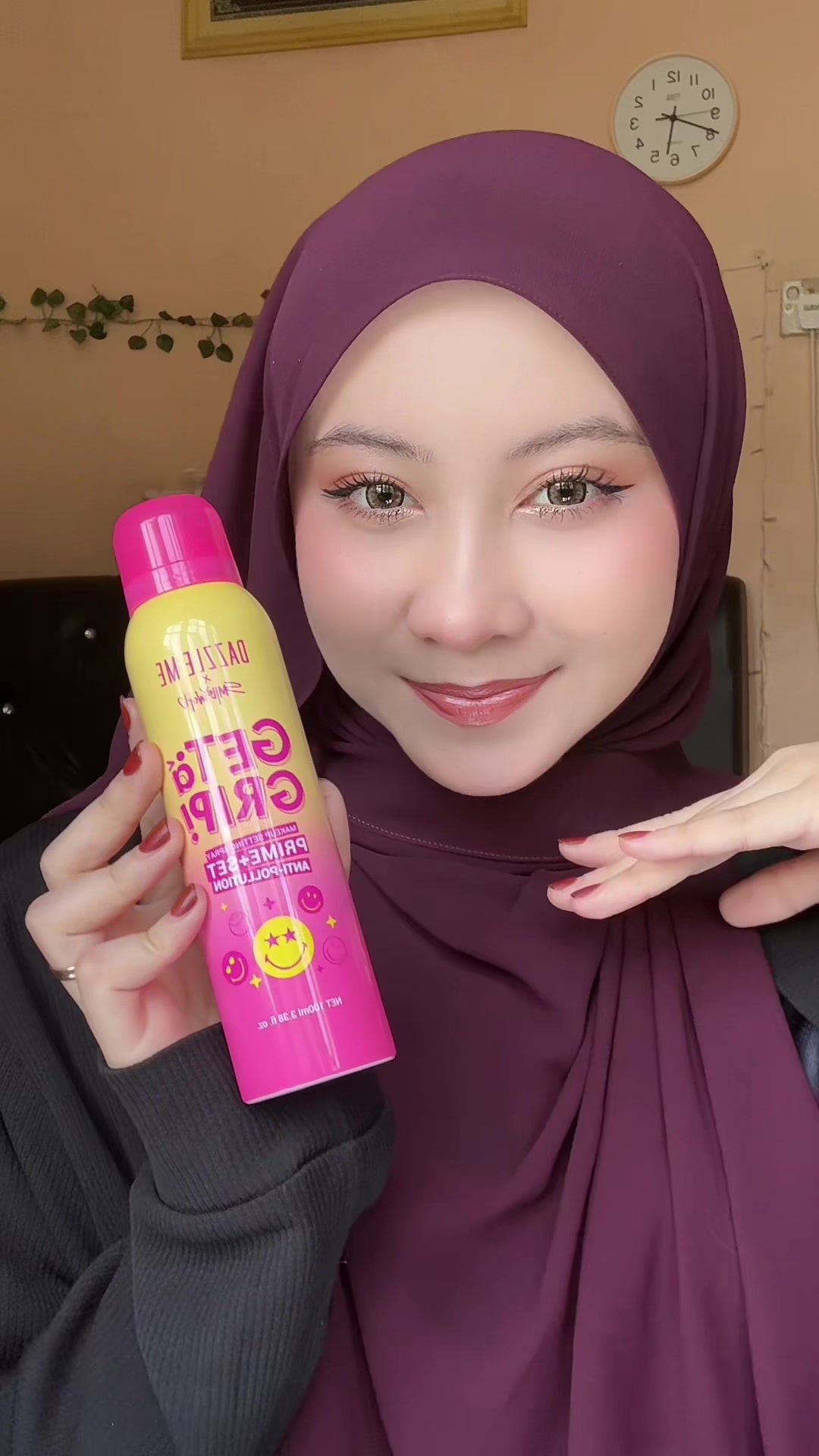 TikTok post by @ainfitt for DAZZLE ME Malaysia. Caption reads: [...] #dazzlememy #viral #settingspray @DAZZLE ME....