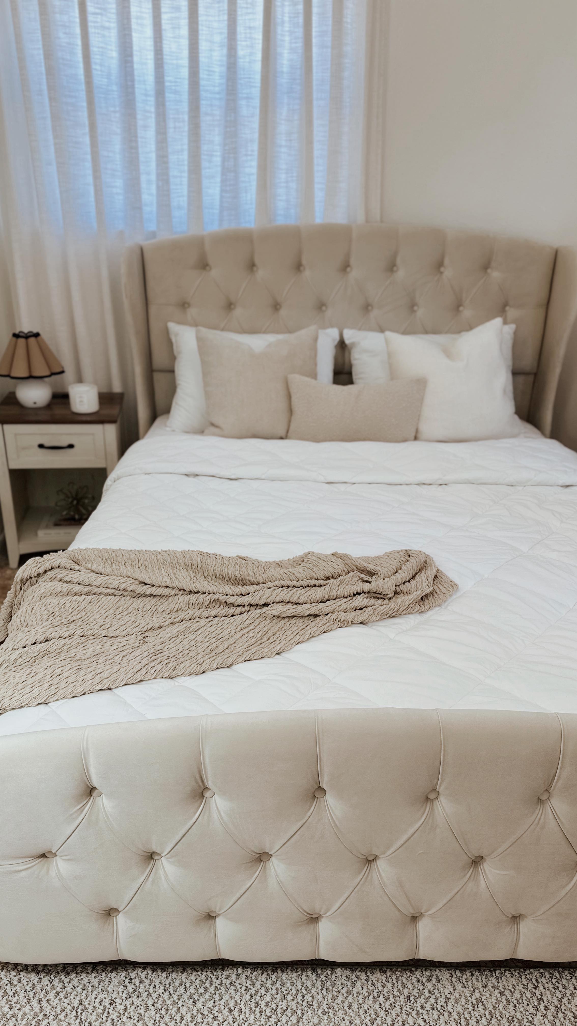 Instagram post by @dailinigarzafernandez for SONGMICS HOME. Caption reads: Completely in love with my bed, what do you think....