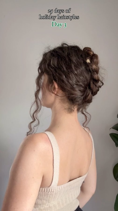 Instagram post by @the.curly.carr for Fiona Franchimon. Caption reads: [...] hairstyle is Day 3 🤍 Hair pins by....