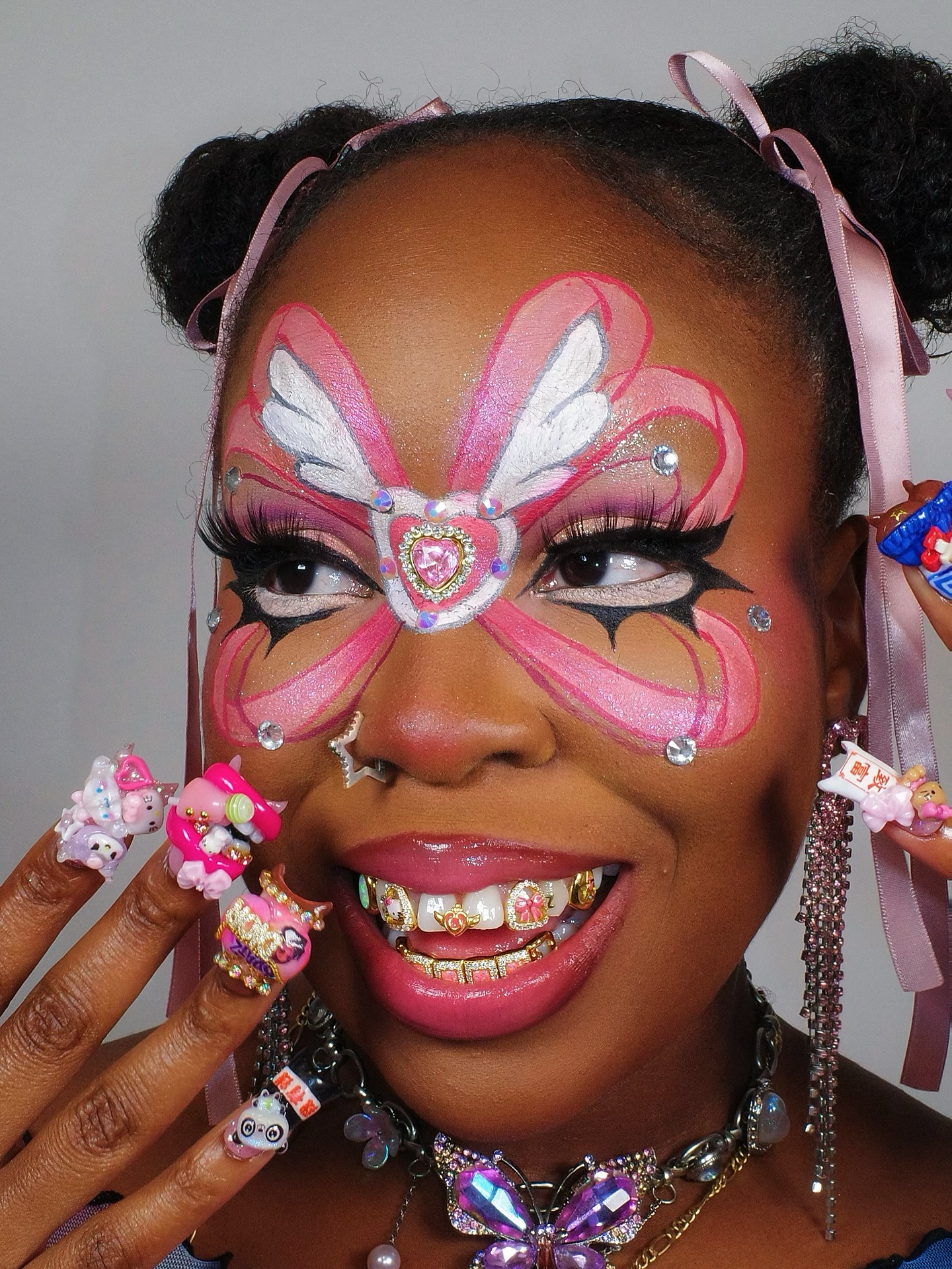 Instagram post by @itszaybaybay for Morphe. Caption reads: Kawaii Grillz 🎀🌙✨💖 
Grillz by @theigt_official....