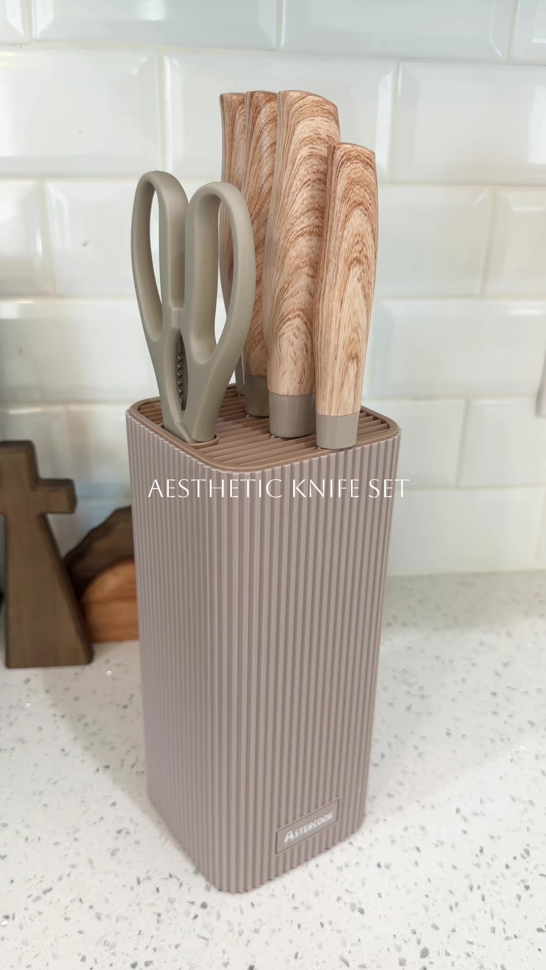 TikTok post by @larissaaaarioss22 for Astercook. Caption reads: @Astercook USA 🤍 #knifeset #aesthetic [...].