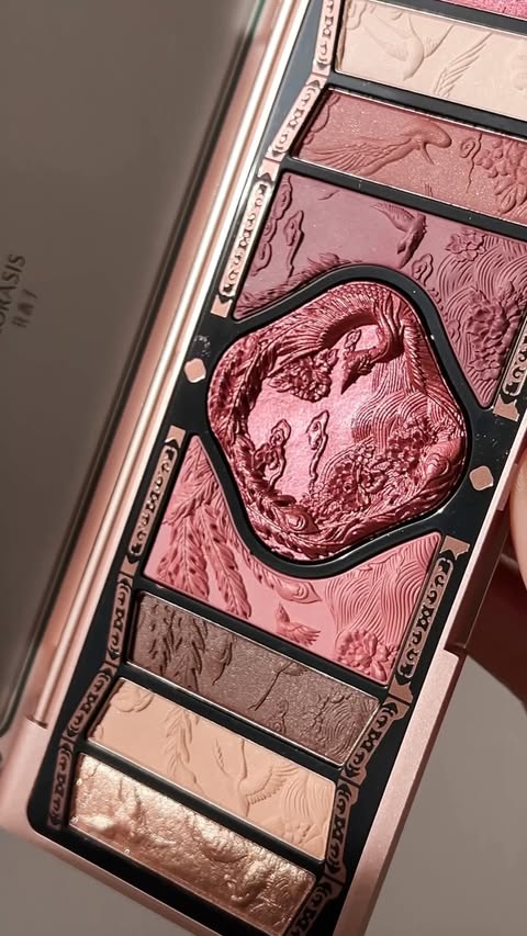 Instagram post by @shes_lj_ for Florasis. Caption reads: @florasis.official Phoenix Eyeshadow Palette [...].