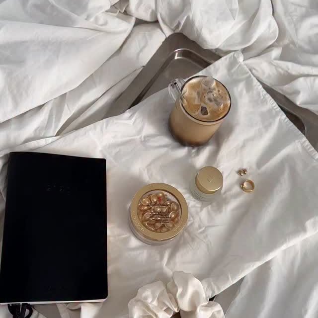 Instagram post by @jessmolina for Elizabeth Arden. Caption reads: [...] applied my favourite @elizabethardenanz....