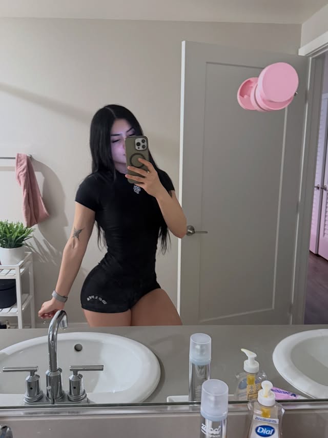 Instagram post by @annettevasquezzz for Darc Sport. Caption reads: [...] coaching link is in my bio 🐈‍⬛ 

@darcsport....