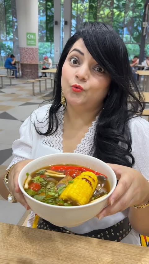 Instagram post by @priyankaatiwari for VisitSingapore. Caption reads: Best Vegetarian Street Food in Singapore
.
🇸🇬✨....