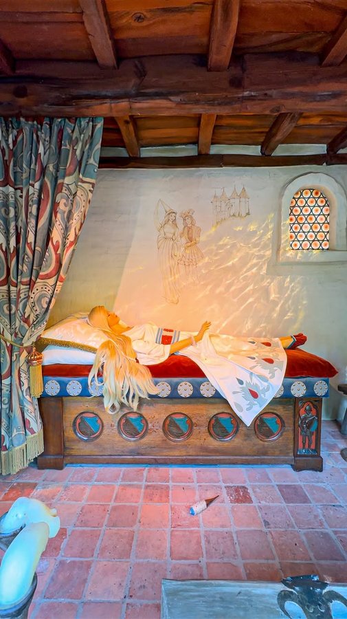 Instagram post by @themepark_explorers for Efteling. Caption reads: 30 different fairytales can be found at Efteling:....