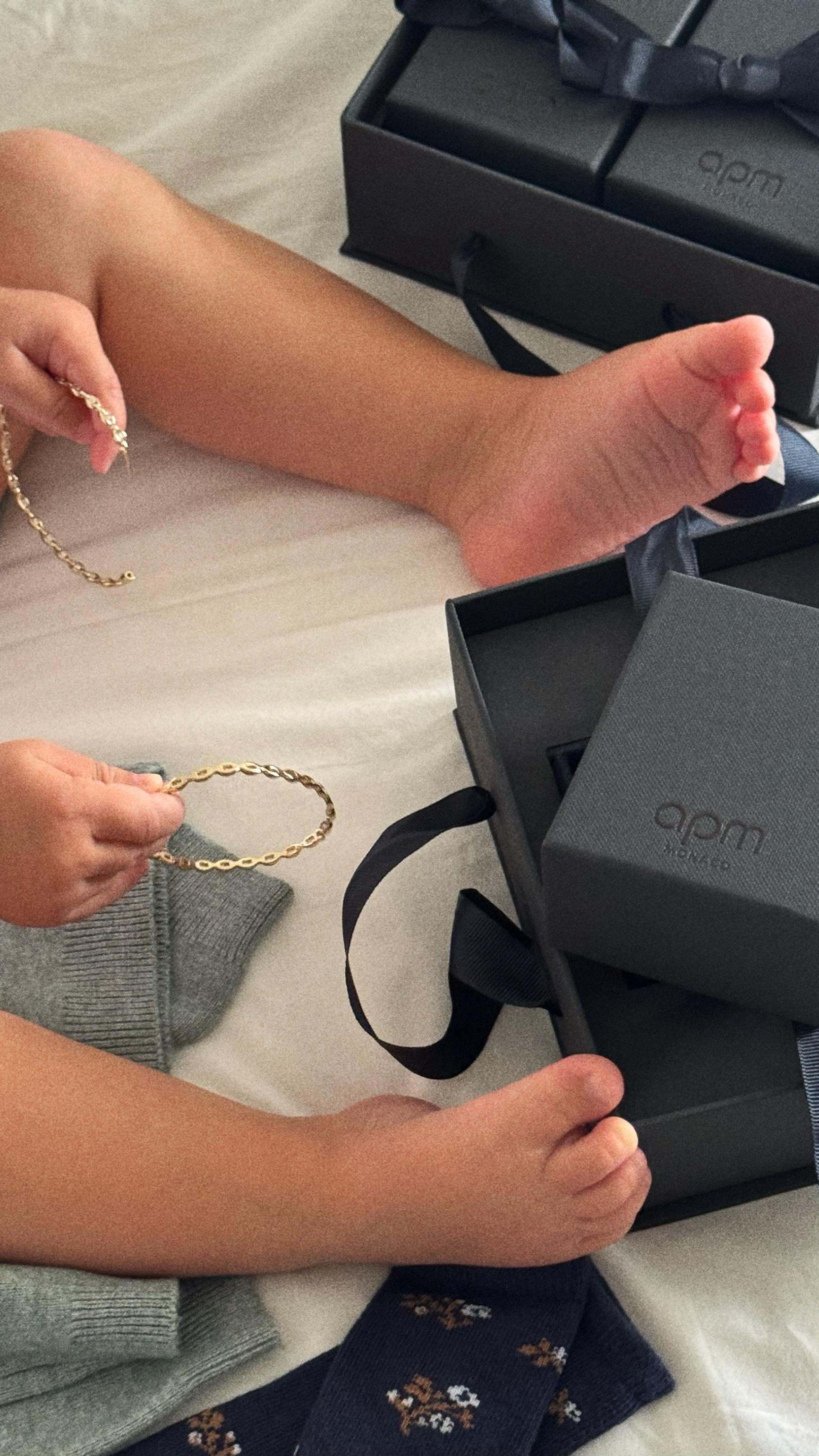 Instagram post by @caniram for APM Monaco. Caption reads: Mommy is out with @apmmonaco ✨
publicité....