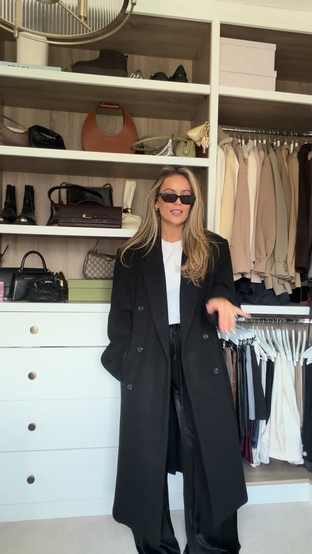 Instagram post by @melissariddell for 4TH ARQ. Caption reads: [...] 🖤
Trousers @asos 
White tee @hm 
Coat....