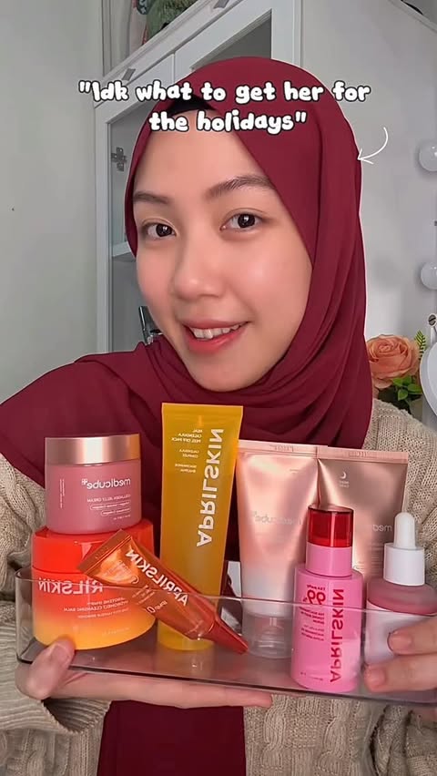 Instagram post by @mokmalanjani for APRILSKIN. Caption reads: Special gift for holiday from APRILSKIN ❄️🎁✨....