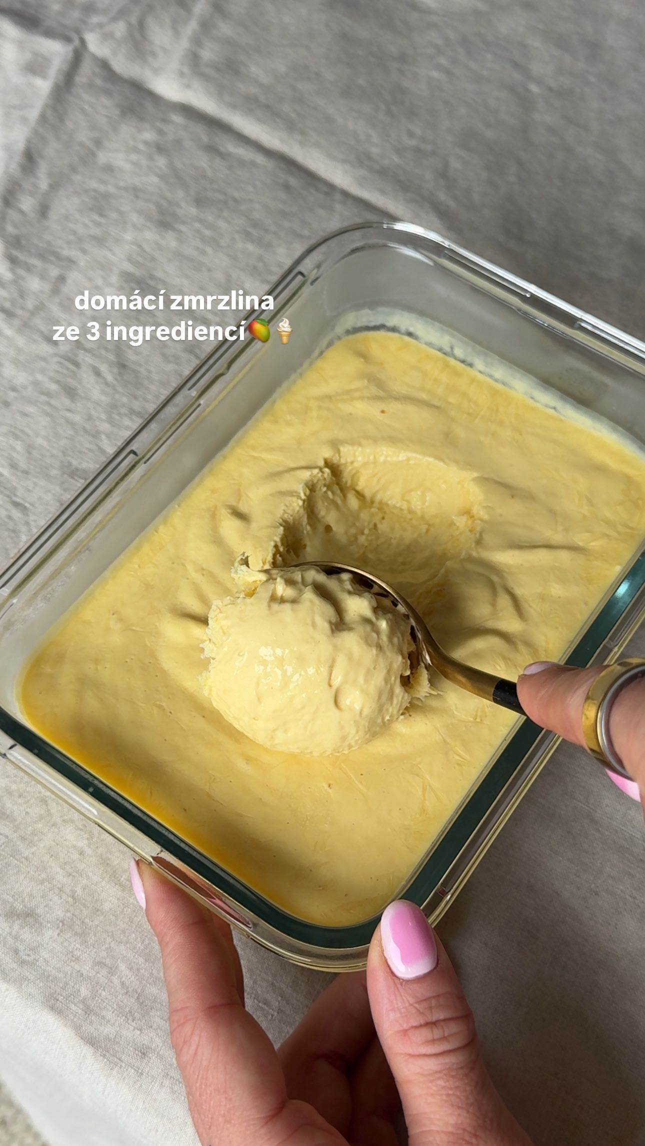 Instagram post by @luciemin for Nutribullet. Caption reads: zmrzlina, ke které potřebujete jen tři ingredience....