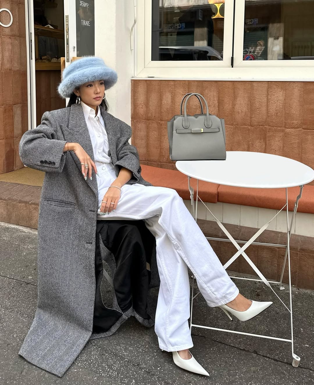 Instagram post by @yoyokulala for Valextra. Caption reads: Comfort with the @valextra Milano bag soft....