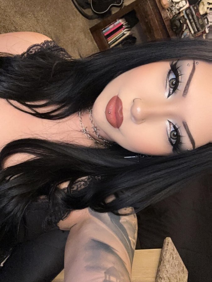 Instagram post by @vivi_vanity for Eyemoody. Caption reads: [...] a STAR ☆ 
Code “Vanity” for $ off....