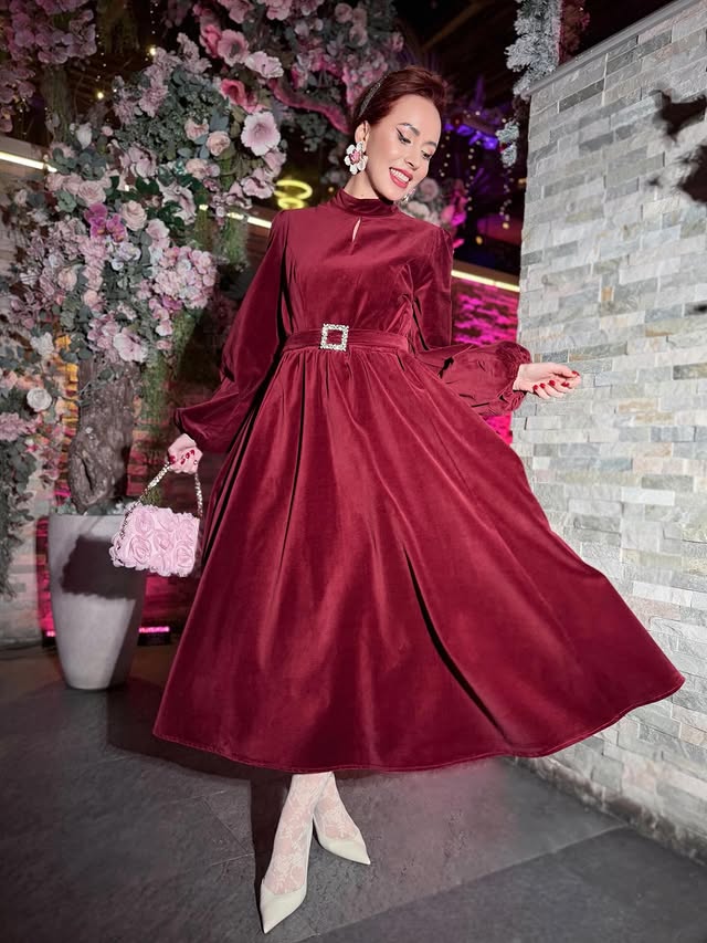 Instagram post by an influencer for Linenvibes. Caption reads: 𝑴𝒊𝒅𝒊 𝑪𝒐𝒕𝒕𝒐𝒏 𝑫𝒓𝒆𝒔𝒔, 𝑳𝒐𝒏𝒈....