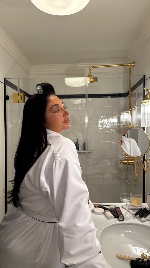 Instagram post by @vanessanicolestern for Bur Bur. Caption reads: [...] self this year and hair oiling is ittt....