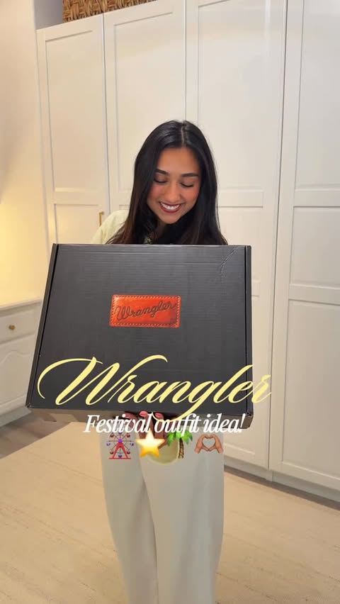 Instagram post by @juliaelisa._ for Wrangler. Caption reads: Festival outfit idea from @wrangler !🎡🌴🫶🏽....