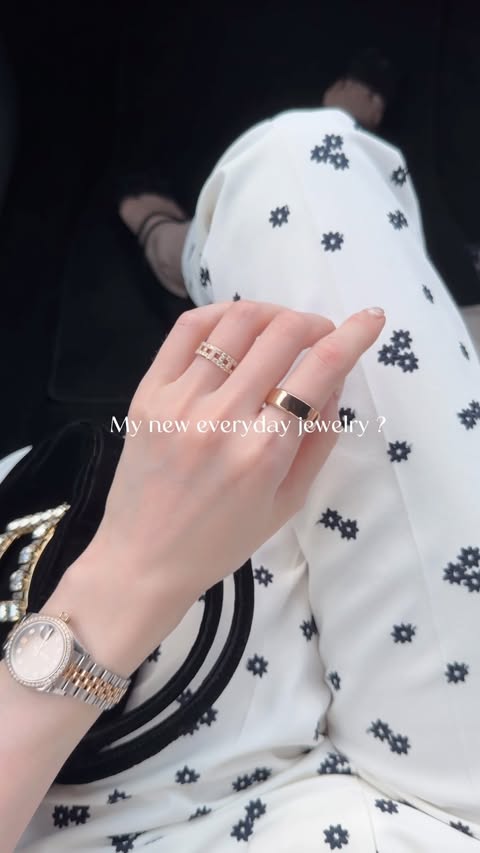 Instagram post by @ayapooh_22 for RingConn. Caption reads: [...] everyday jewelry? 💍✨ 最近24時間ほぼずっとつけている....