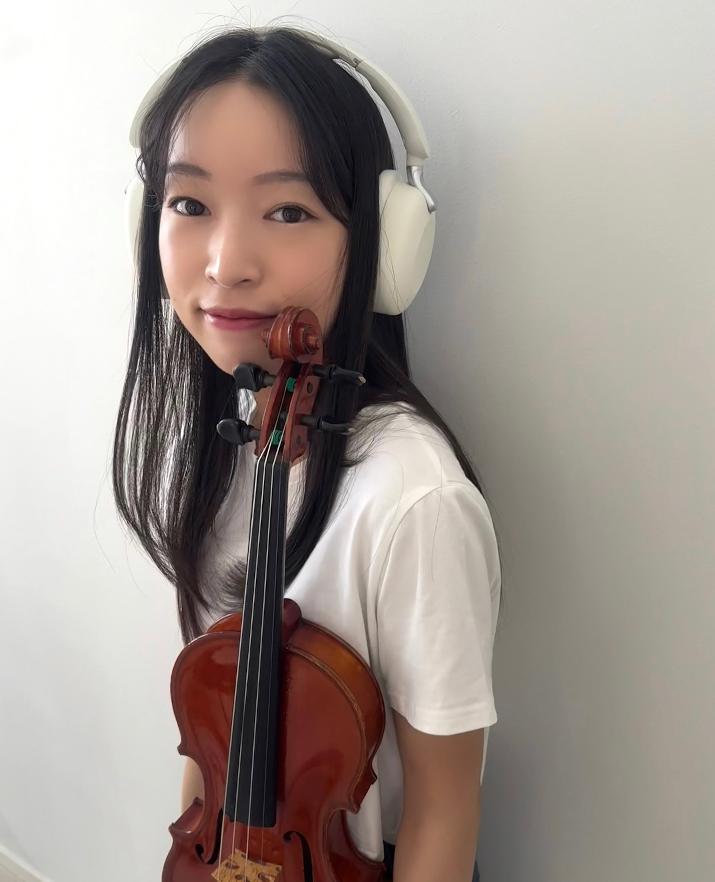 Instagram post by @m.i.k_s for Sudio. Caption reads: 🎧🎻

・

いい音質のヘッドフォンで色々な音楽を聴くのが大好きだけど、たまにノイズキャンセリン....