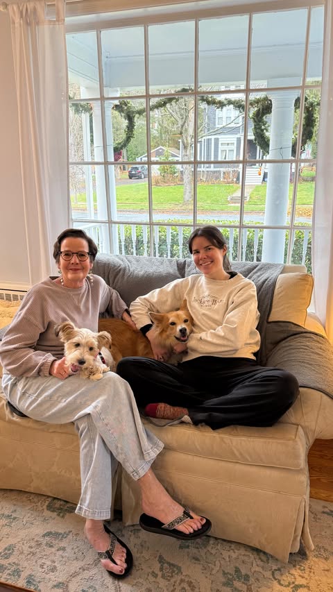 Instagram post by @simonsits for Earth Rated. Caption reads: [...] favorite holiday travel supplies from....