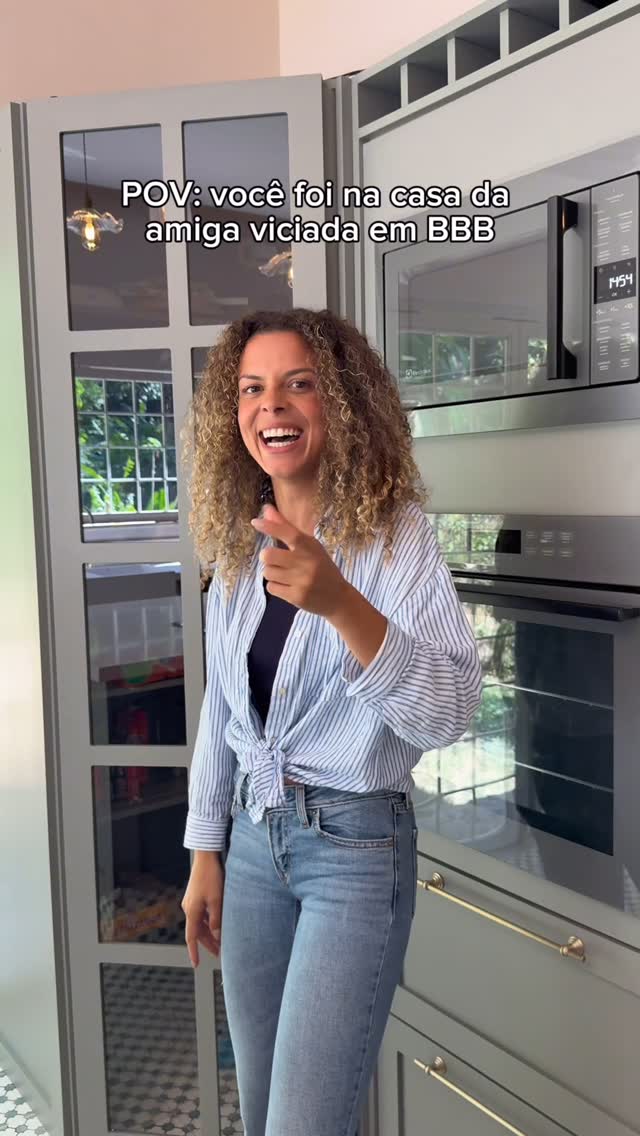 Instagram post by @larissagloor for Electrolux. Caption reads: Só os apaixonados por BBB vão entender kkkkkk....