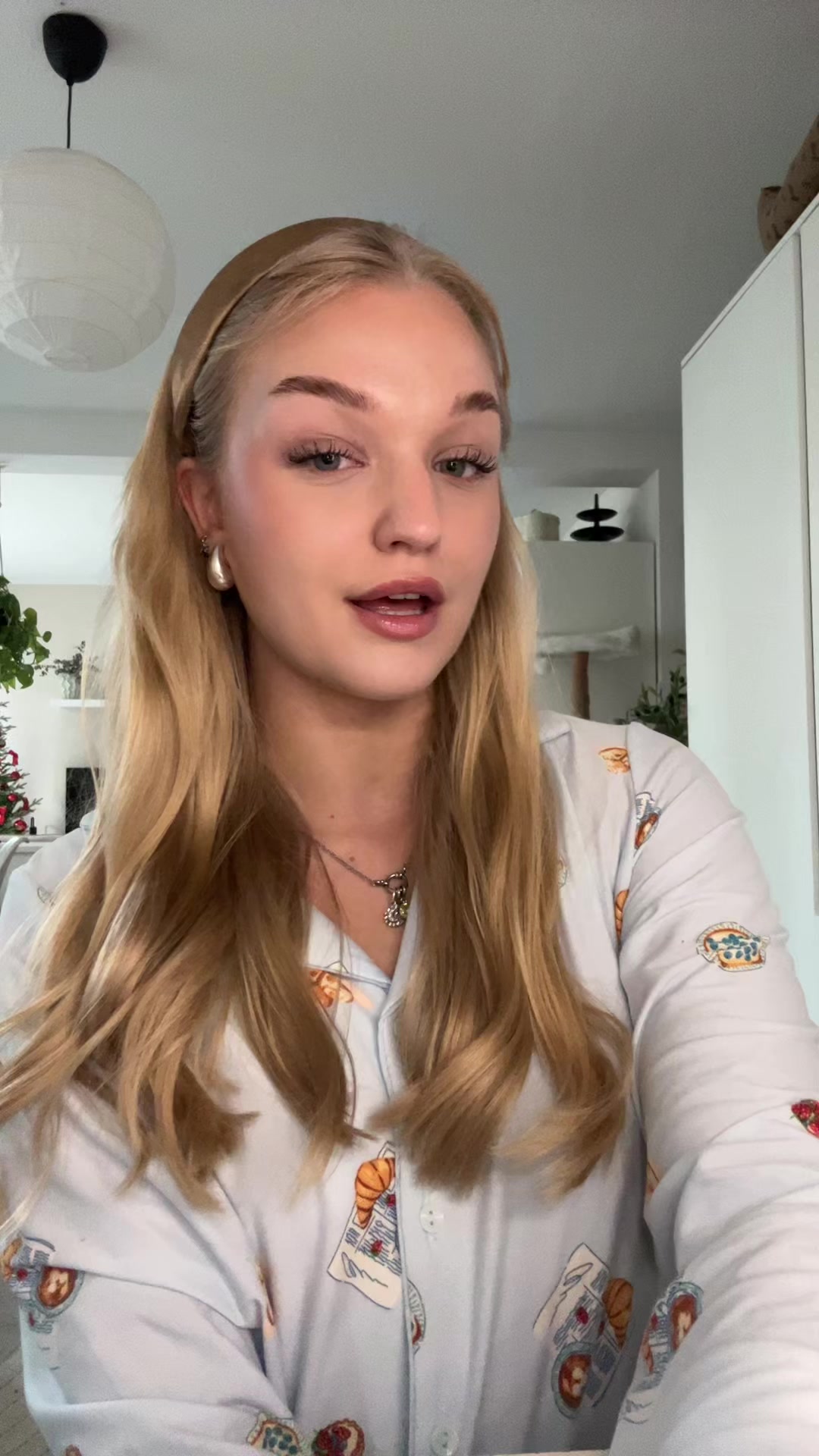 TikTok post by @juliawsk for Niche Beauty Lab. Caption reads: [...] Werbung @Nø Cosmetics DE @Niche Beauty Lab....
