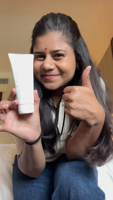 Instagram post by @shrutirmhatre03 for Jovees Herbal. Caption reads: [...] starts from head to toe. 🤍 #JoveesHerbal....