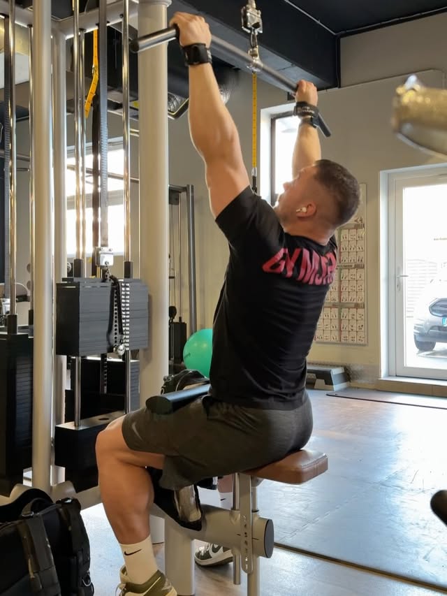 Instagram post by @fabian_farid for Esn. Caption reads: [...] Für den bestmöglichen Support ⭕️ @esncom....