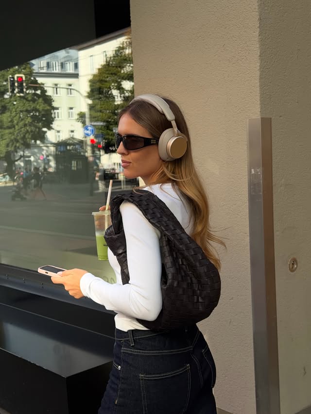 Instagram post by @kellyflint for Bang & Olufsen. Caption reads: nothing beats this sound @bangolufsen 👽🎧 Anzeige.