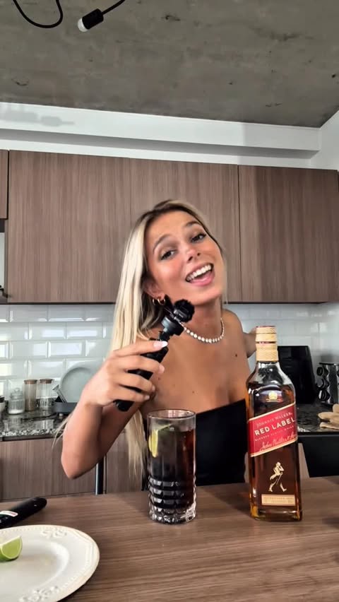 Instagram post by @milagrosigonzalez for Johnnie Walker. Caption reads: [...] Dios fuí feliz editando este video....